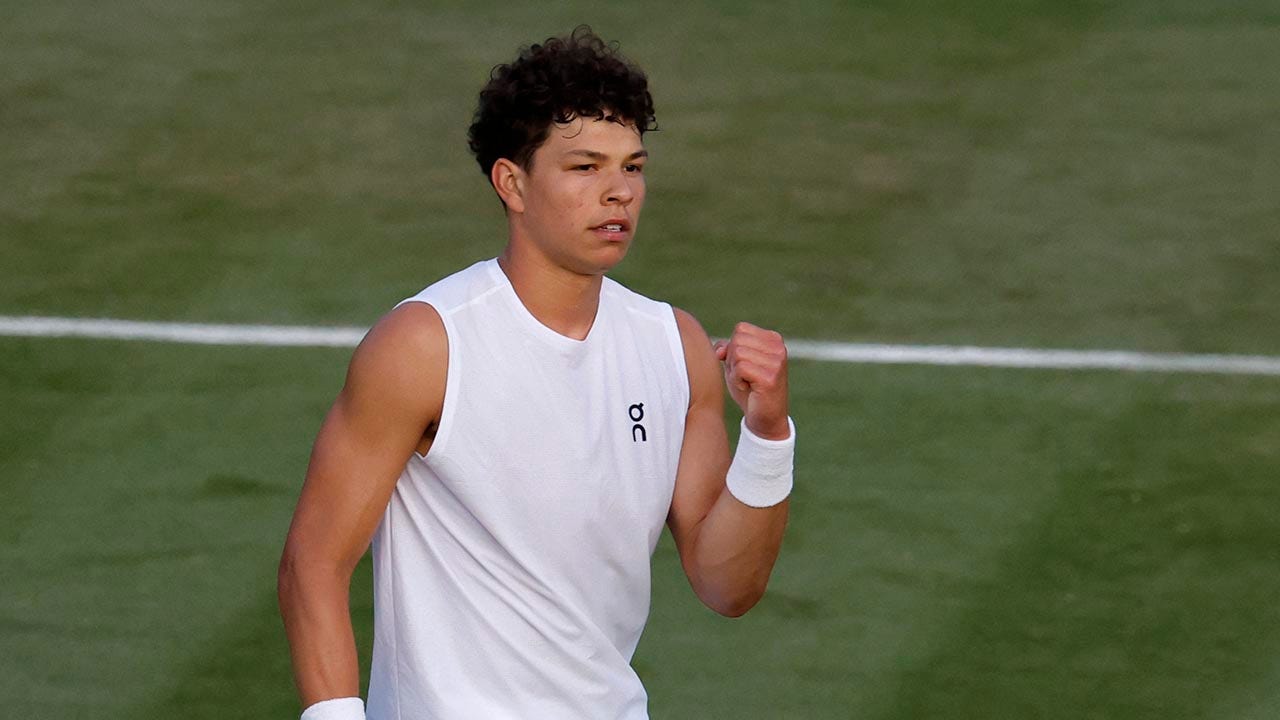 Ben Shelton wins in one minute after suspended match at Wimbledon.