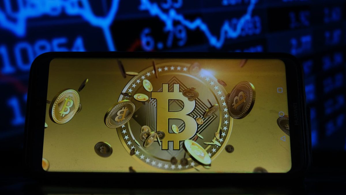 Bitcoin reaches record highs, surpassing $118,000 as large investors invest in ETFs.