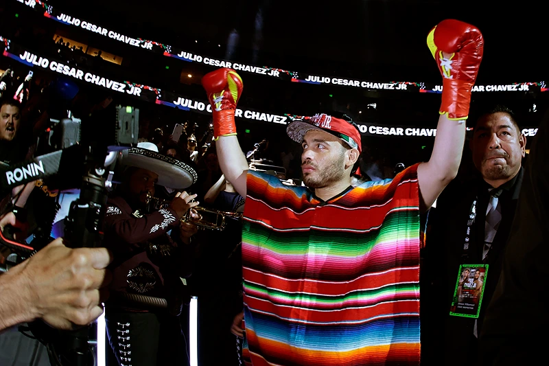 Boxer Julio César Chávez Jr. held by ICE due to links with the Sinaloa Cartel, including firearm and ammunition trafficking.