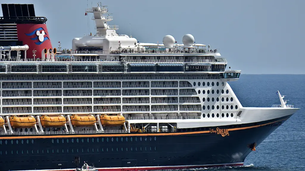 Brave father saves his 5-year-old daughter after she falls from a Disney cruise porthole.