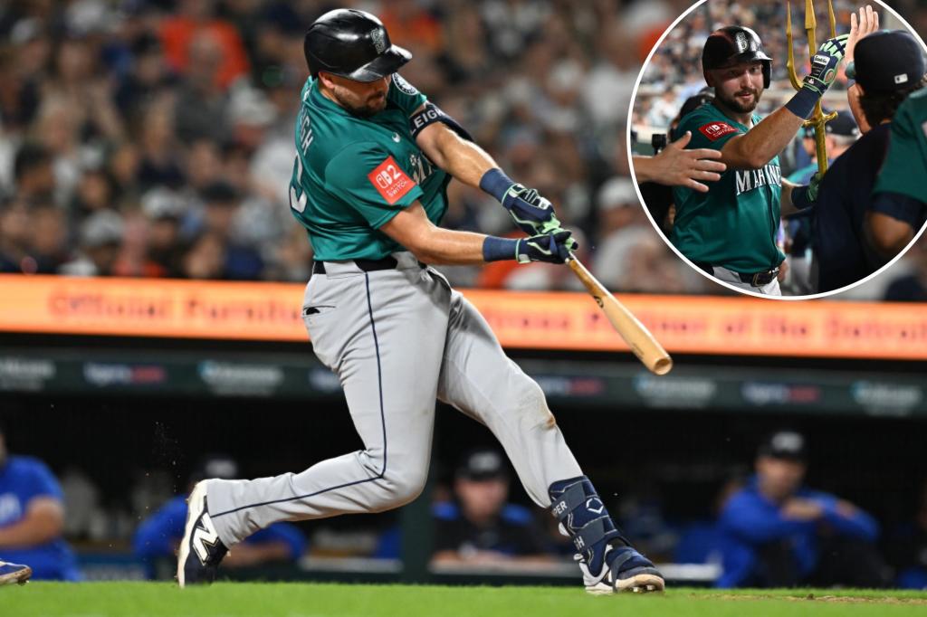 Cal Raleigh of the Mariners hits his 37th and 38th home runs, getting closer to Barry Bonds' record pace.