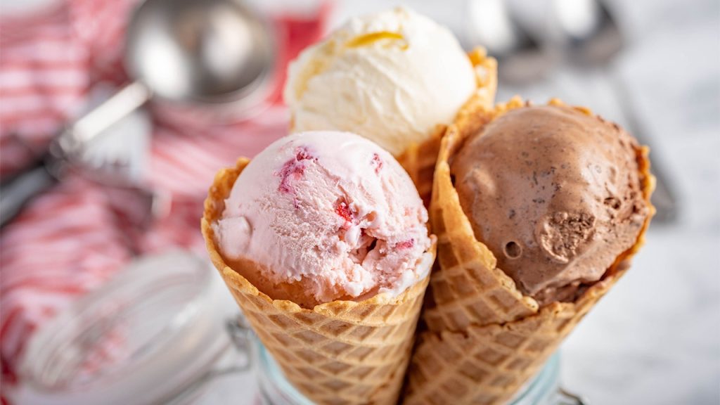 Dairy farmers and ice cream producers in the US will stop using artificial colors in their products by 2027.
