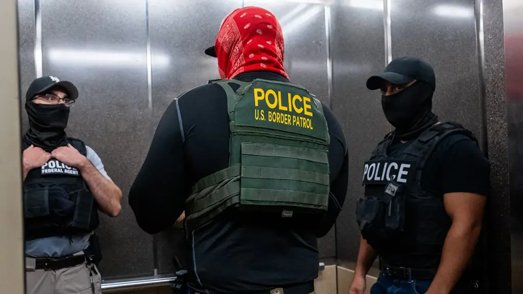 Democrats advocate for a bill requiring federal immigration officers to reveal their identities.