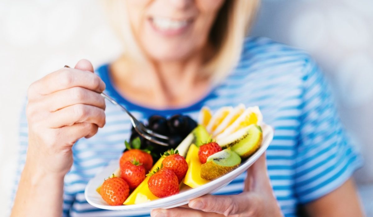 Doctor suggests that eating 2 kiwis daily can enhance gut health and combat disease.