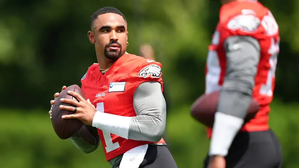 Eagles' Jalen Hurts gets strong support from his head coach