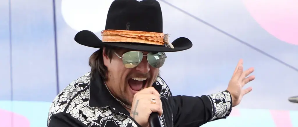 Emerging Country Artist Gavin Adcock Appears to Dive into Crowd to Remove Nickelback’s Sound Technician