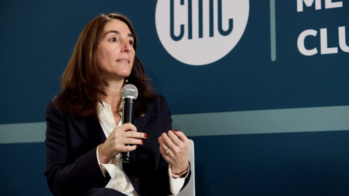 Fed official states that the US economy does not require immediate interest rate reductions.