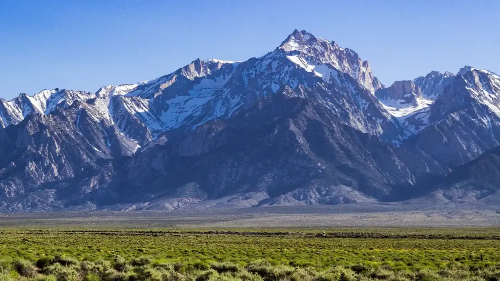 Five helicopters save a climber from the second-highest mountain in California