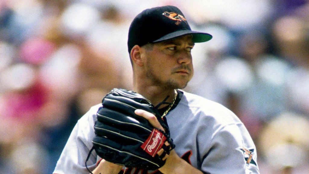 Former MLB pitcher recounts frightening 25-foot drop