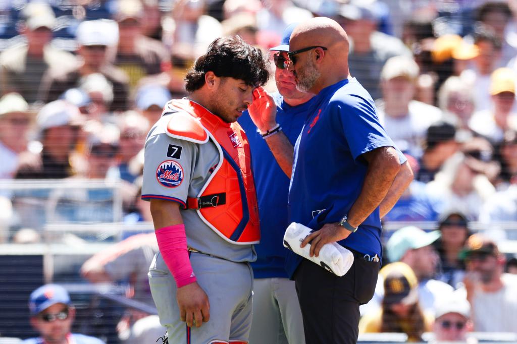 Francisco Alvarez of the Mets escapes serious injury after taking a foul tip to the mask