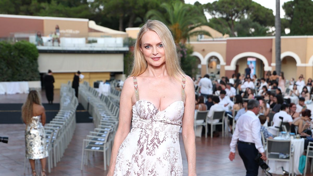 Heather Graham enjoys a getaway with Jane Seymour in Sardinia, showing off bikinis.