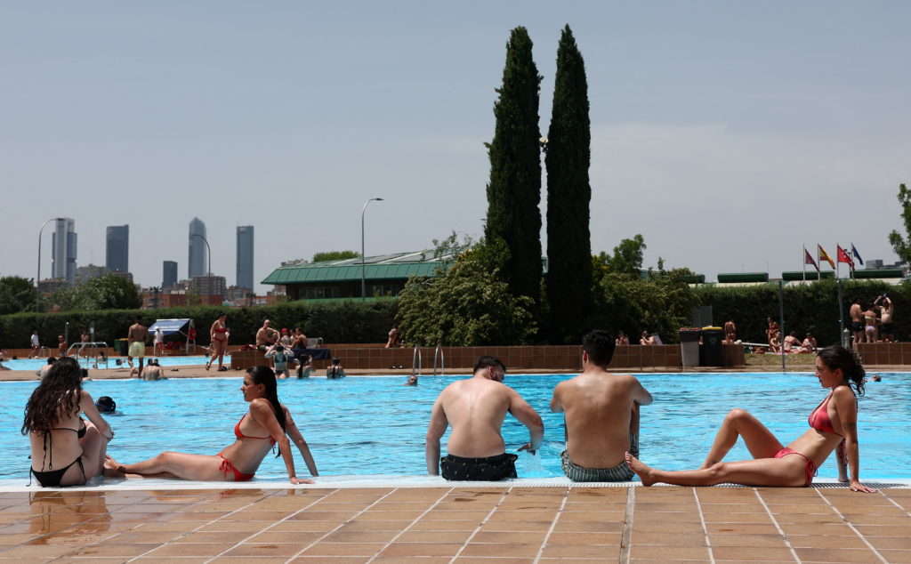 How dirty is the public pool? An expert on infectious diseases shares insights