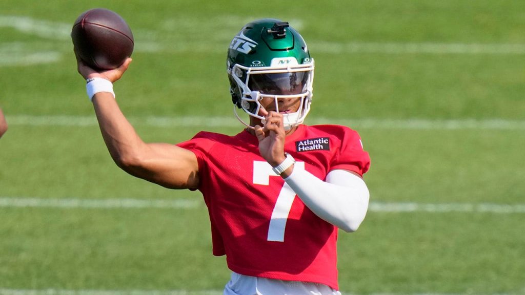 Jets' Justin Fields taken off the field in a cart during training camp