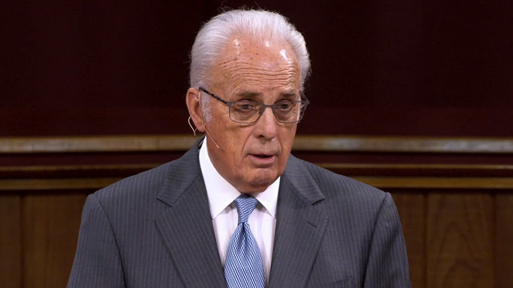 John MacArthur in the hospital as congregation prays for healing