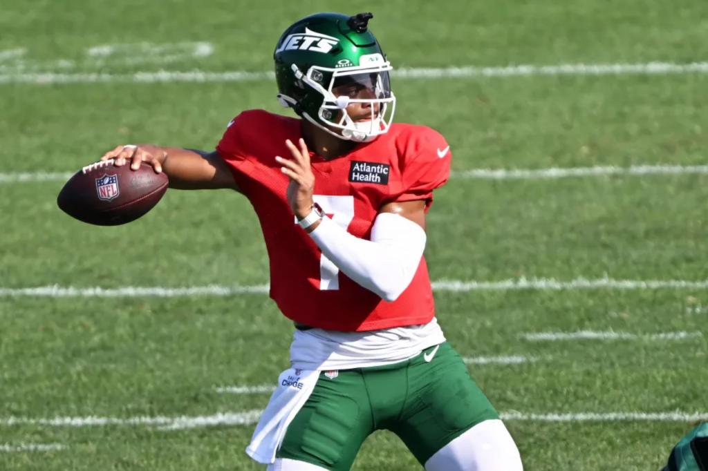 Justin Fields appears to be unaffected by his dislocated toe.
