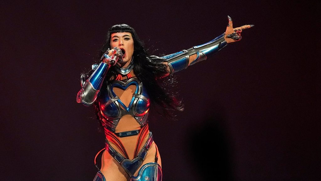 Katy Perry's large butterfly decoration malfunctions at San Francisco concert