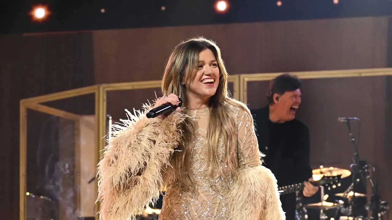 Kelly Clarkson discusses the challenges of dating while in the public eye