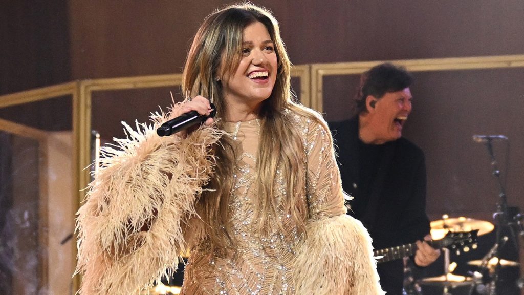 Kelly Clarkson invites her daughter River Rose onstage at the Vegas performance
