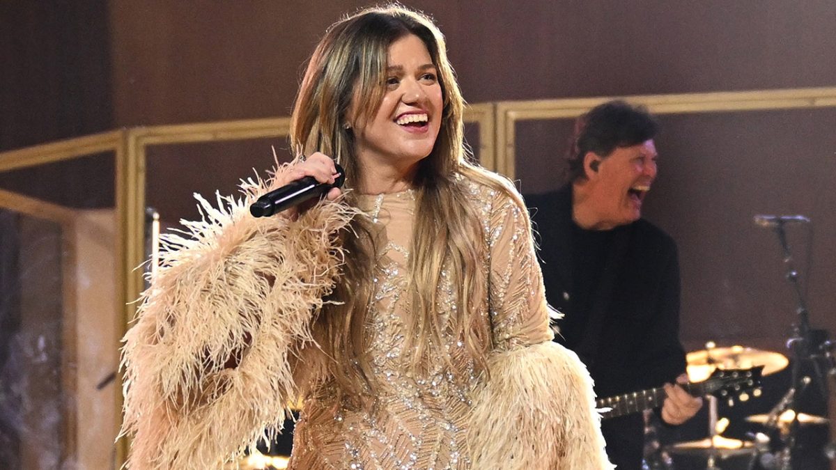 Kelly Clarkson invites her daughter River Rose onstage at the Vegas performance