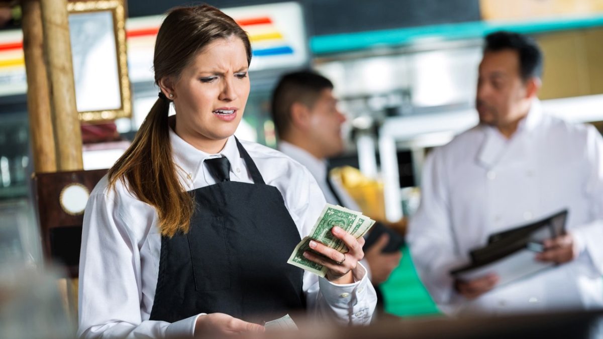 Man retracts tip after waitress shames him for leaving 10% gratuity