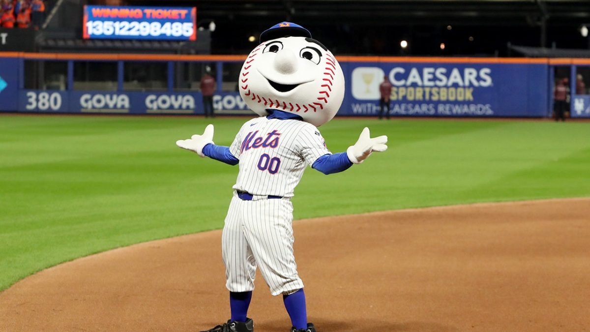 Mr. Met amusingly tumbles off stage at The Lumineers concert