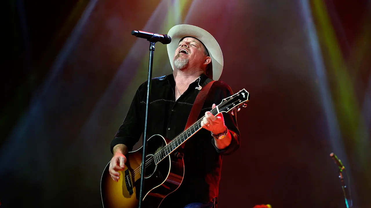 Pat Green is organizing a concert in Texas to help with flood relief after the loss of four family members.