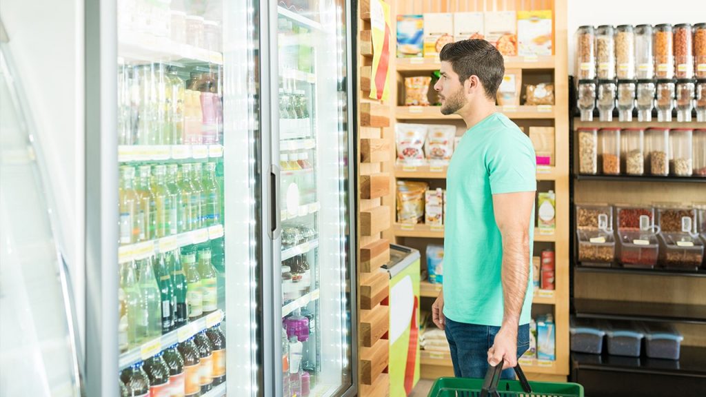 Relationship expert offers insights on popular grocery shopping disagreement on Reddit