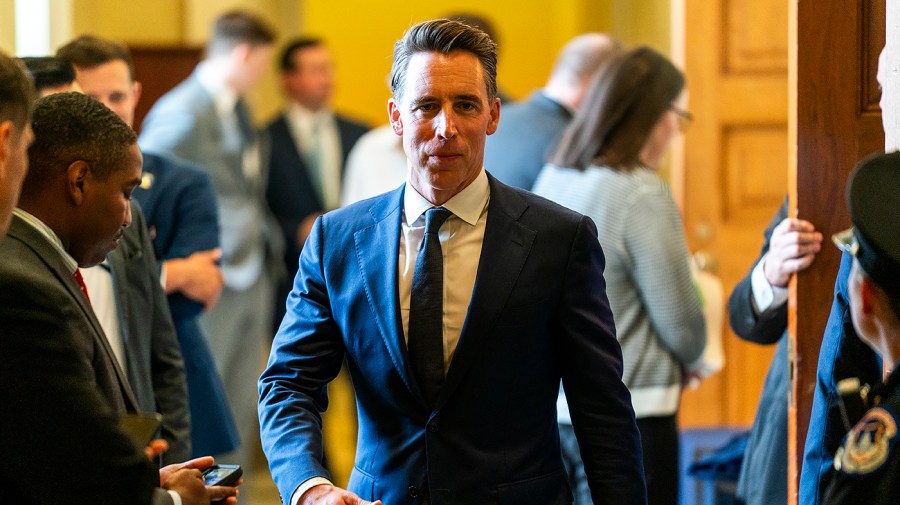 Senate panel advances bill to ban congressional stock trading