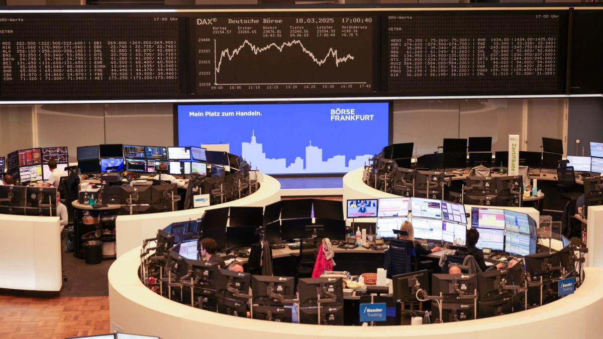 Shares of British housebuilder Barratt Redrow drop 8% due to permit delays impacting growth.