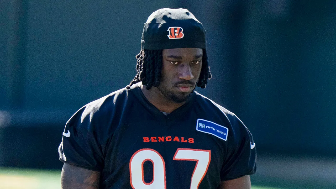 Shemar Stewart, the Bengals' first-round pick, agrees to his rookie contract after negotiations.