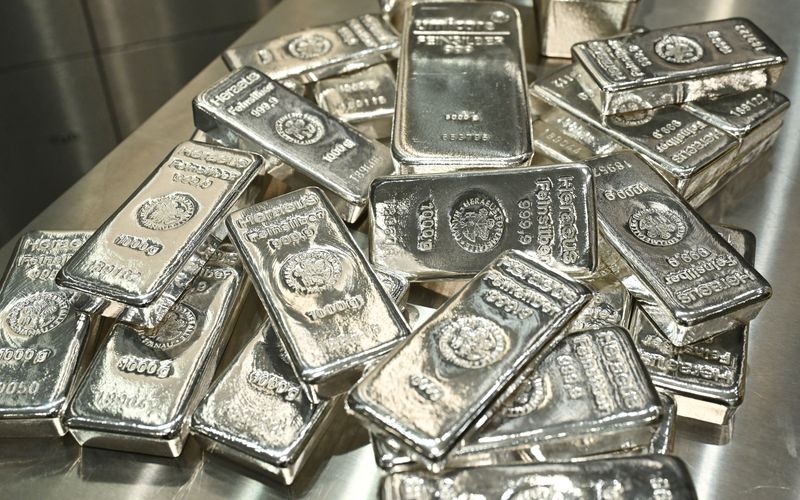 Silver's price surge continues; market reaches its highest point since 2011