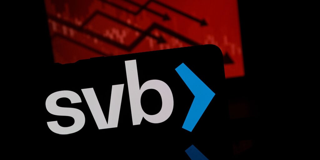 Tech Billionaires, including Peter Thiel, to Establish Bank for Crypto and AI Startups