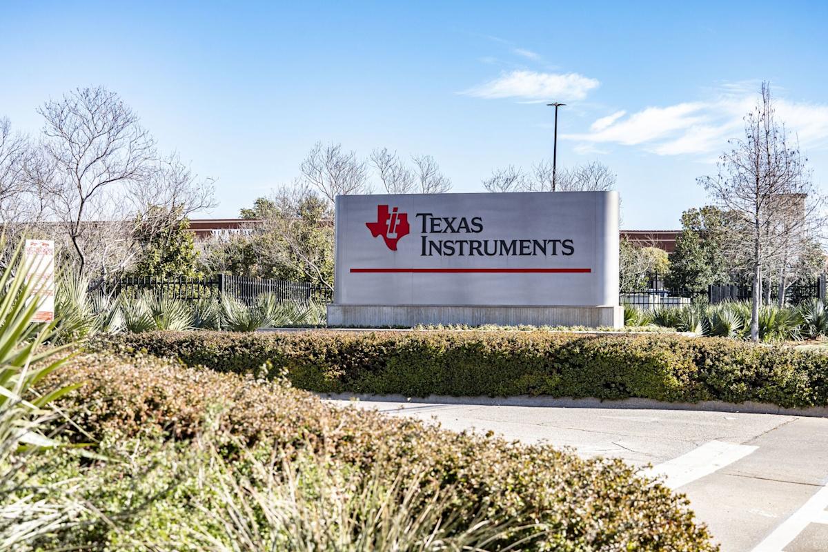 Texas Instruments Drops as Outlook Raises Tariff Concerns