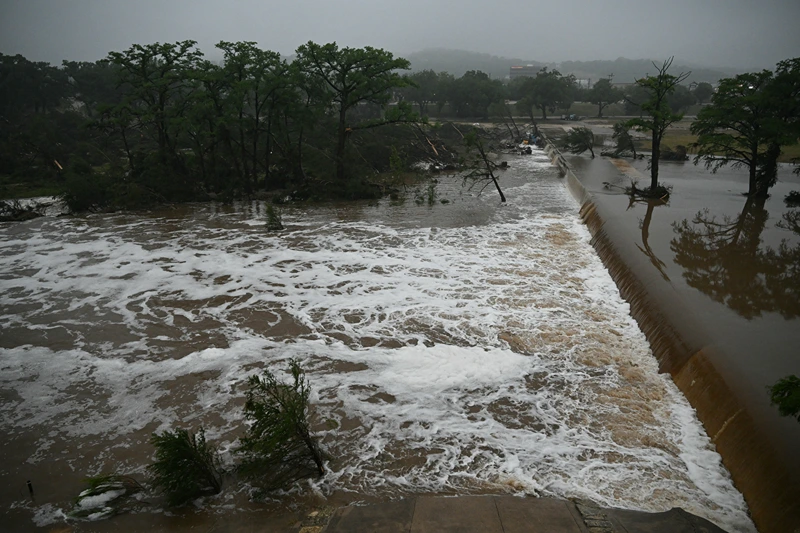 Texas is under new serious flash flood warnings in several counties, interrupting search and rescue operations.
