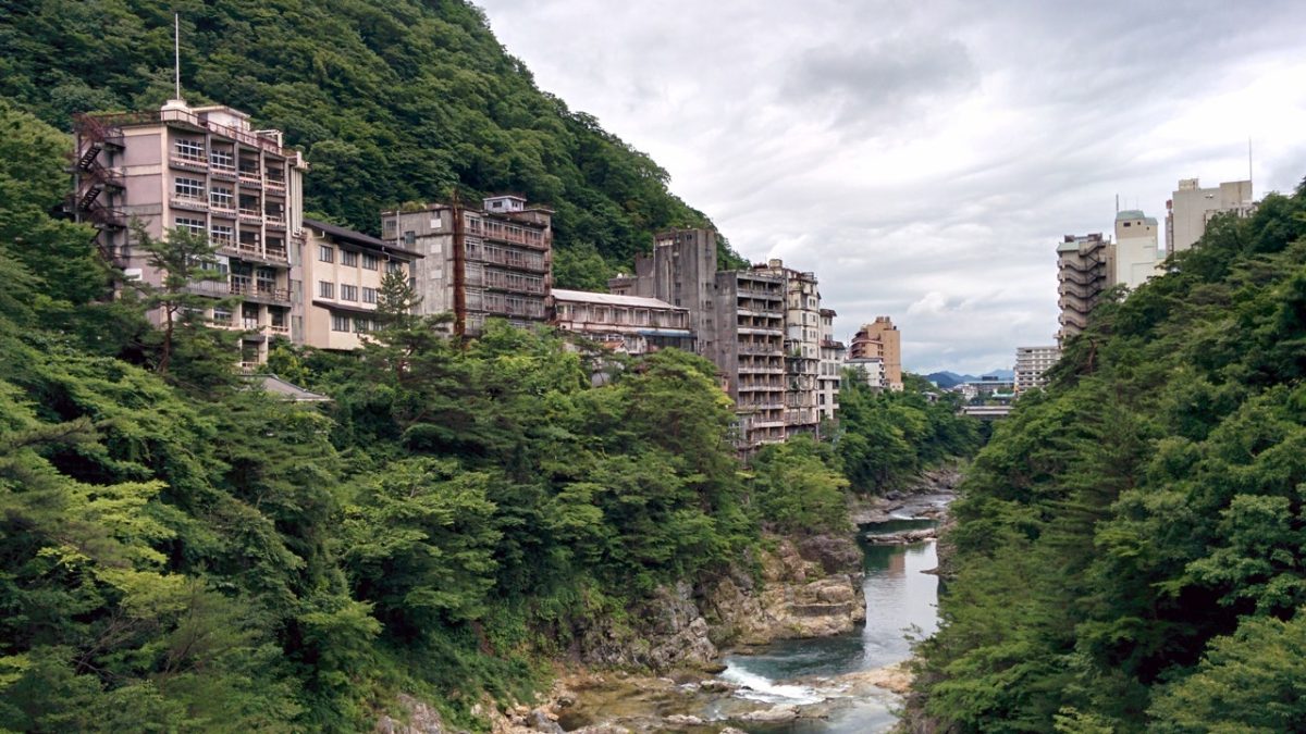 The economic decline in Japan during the 1990s impacted tourist destinations, shaping them both in the past and today.