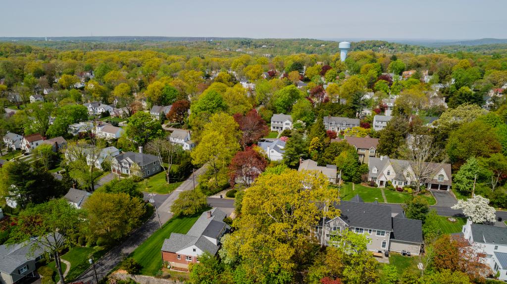 The richest suburb in America has an annual household income exceeding $600K, and it’s in New York state.