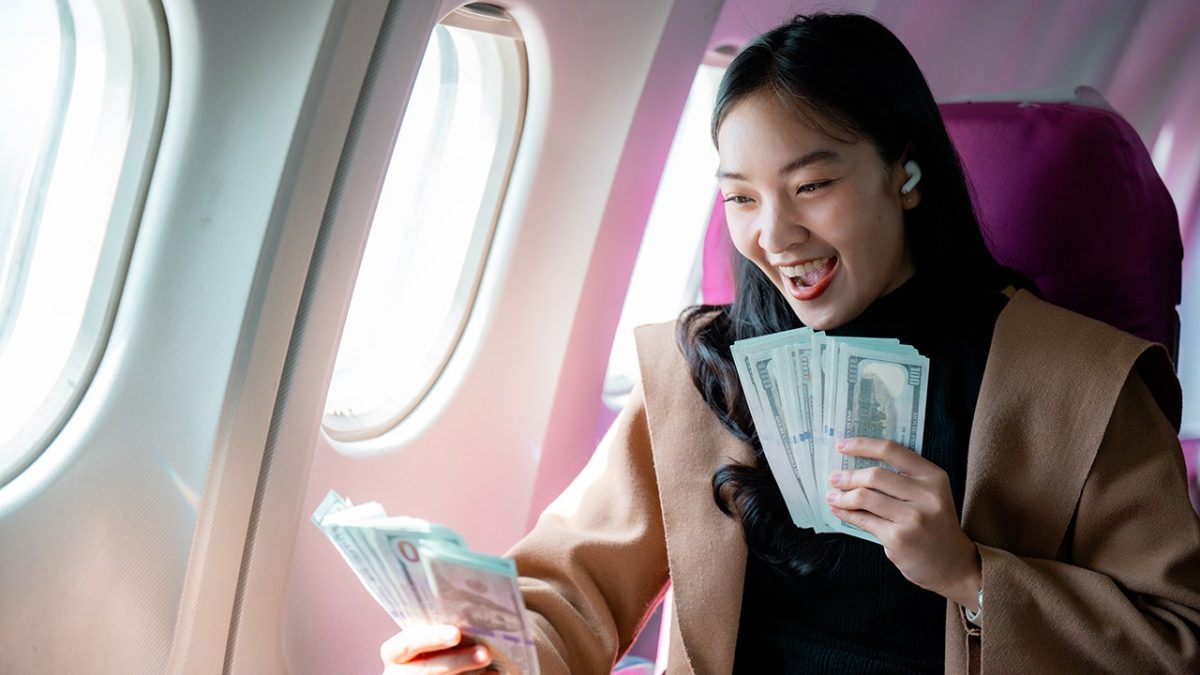 Traveler receives $100 in cash for exchanging seats on flight, leading to online discussion