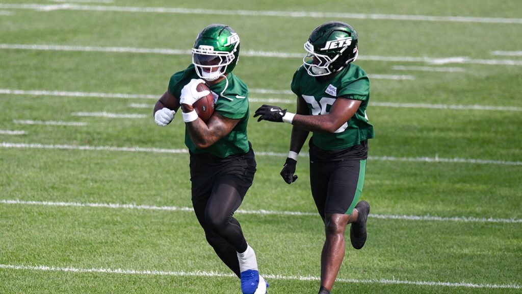 Two young NFL players retire before the start of the 2025 season