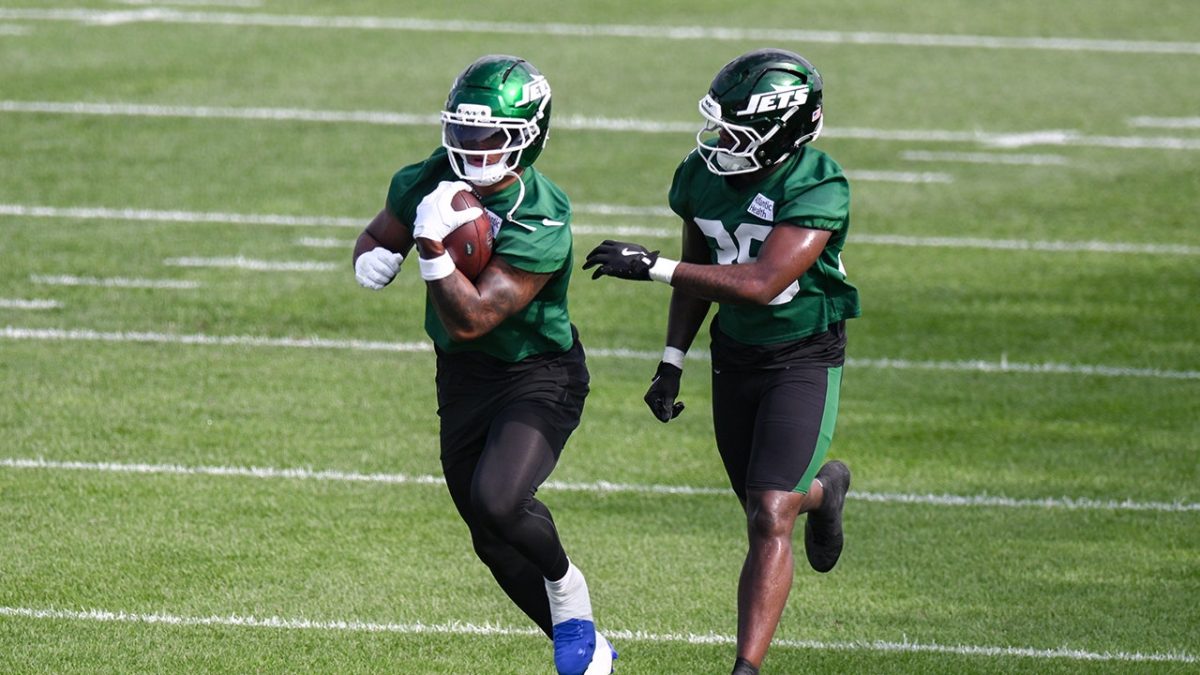 Two young NFL players retire before the start of the 2025 season