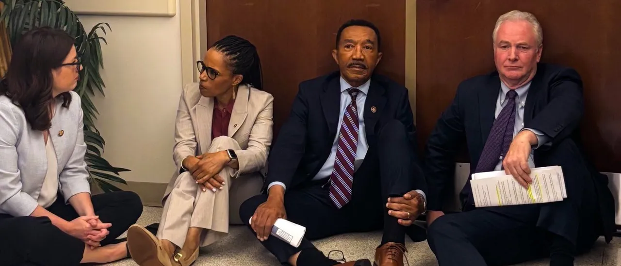 'Unable to Communicate with Our Constituents': Democratic Lawmakers Hold Sit-In After Being Blocked from ICE Facility