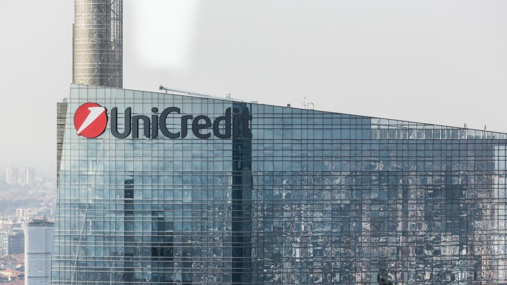UniCredit raises profit forecast, setting aside Banco BPM offer