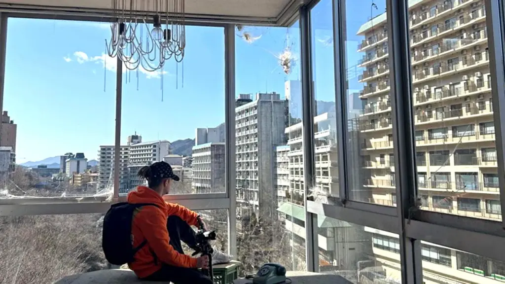 Urban explorer discovers an eerily intact deserted resort town in Japan