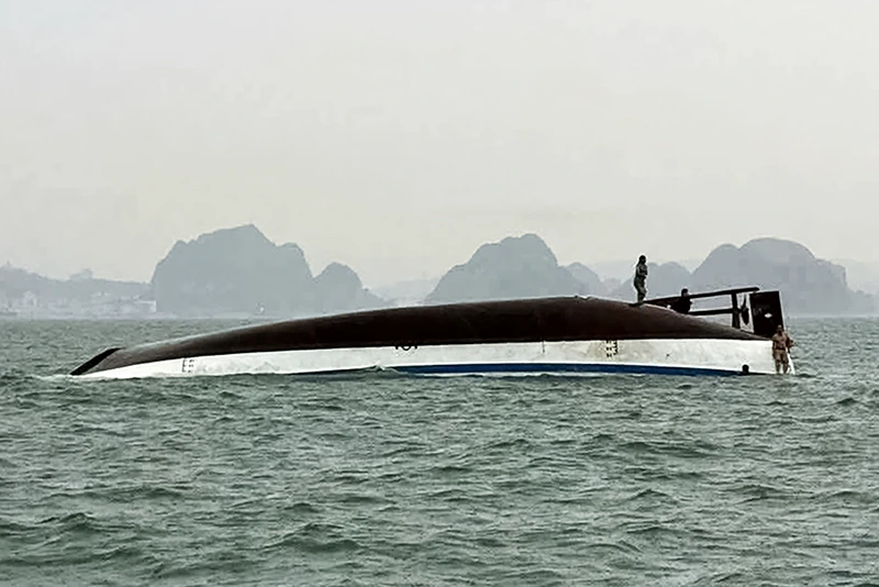 Vietnam: Minimum of 34 fatalities after sightseeing boat overturns