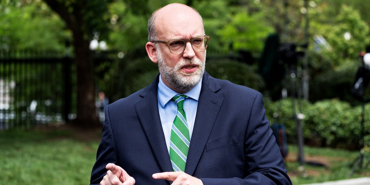 Vought criticizes Fed Chair Powell for poorly handling expensive renovations.