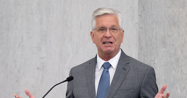 Waller from the Fed indicates he might disagree if there is no rate cut in July and minimizes tariff concerns.