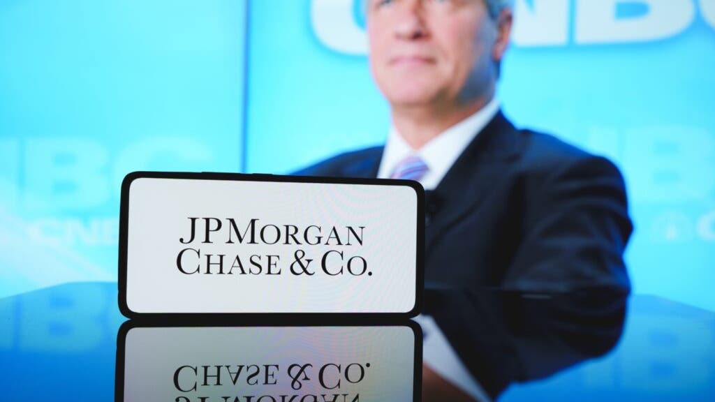 Ways To Make $500 Monthly From JPMorgan Stock Before Q2 Earnings