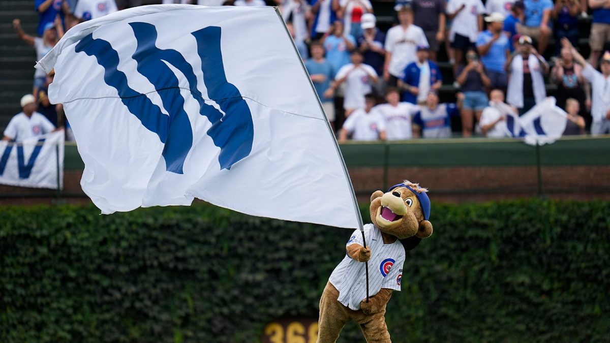 Baseball fan becomes popular online during Cubs victory for using his laptop