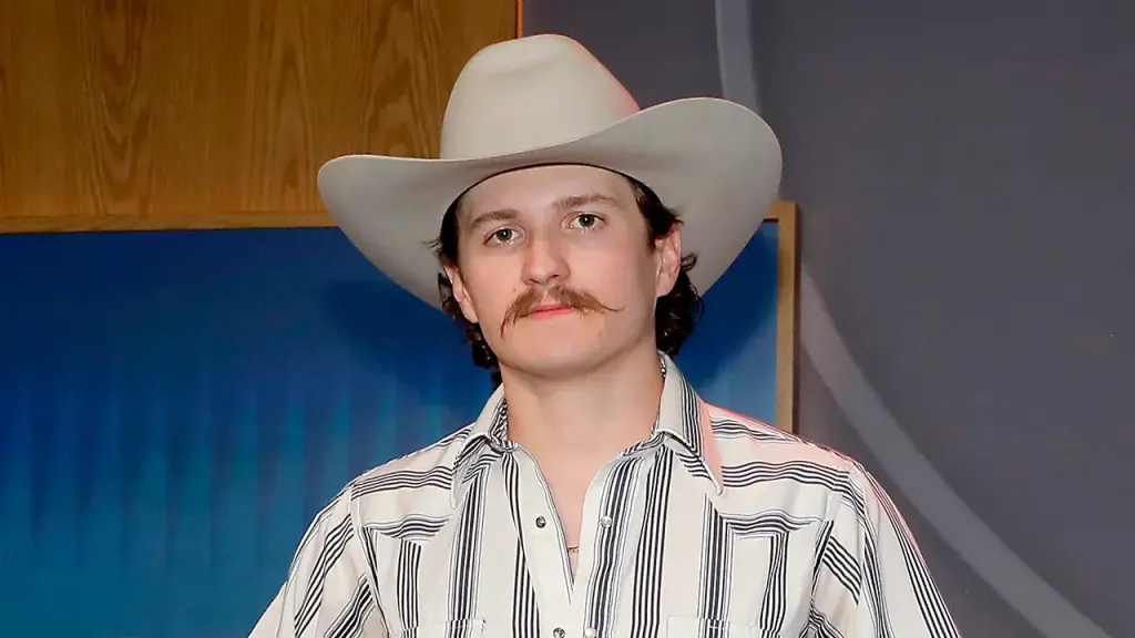 Braxton Keith suddenly stops concert after fans throw beer during performance