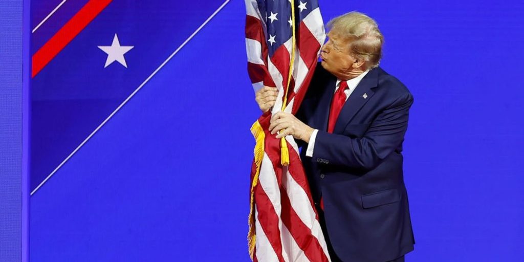 Brian Stelter loses composure as Trump enhances the Smithsonian