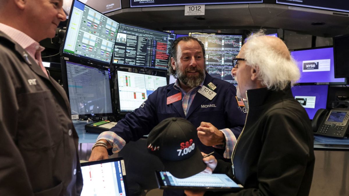 Carter Worth emphasizes the support for the S&P 500 ETF during market decline.